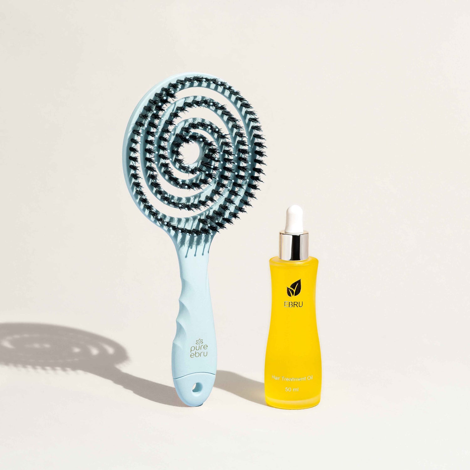 Hair Treatment Duo mit hellblauer Haarbürste und Haaröl