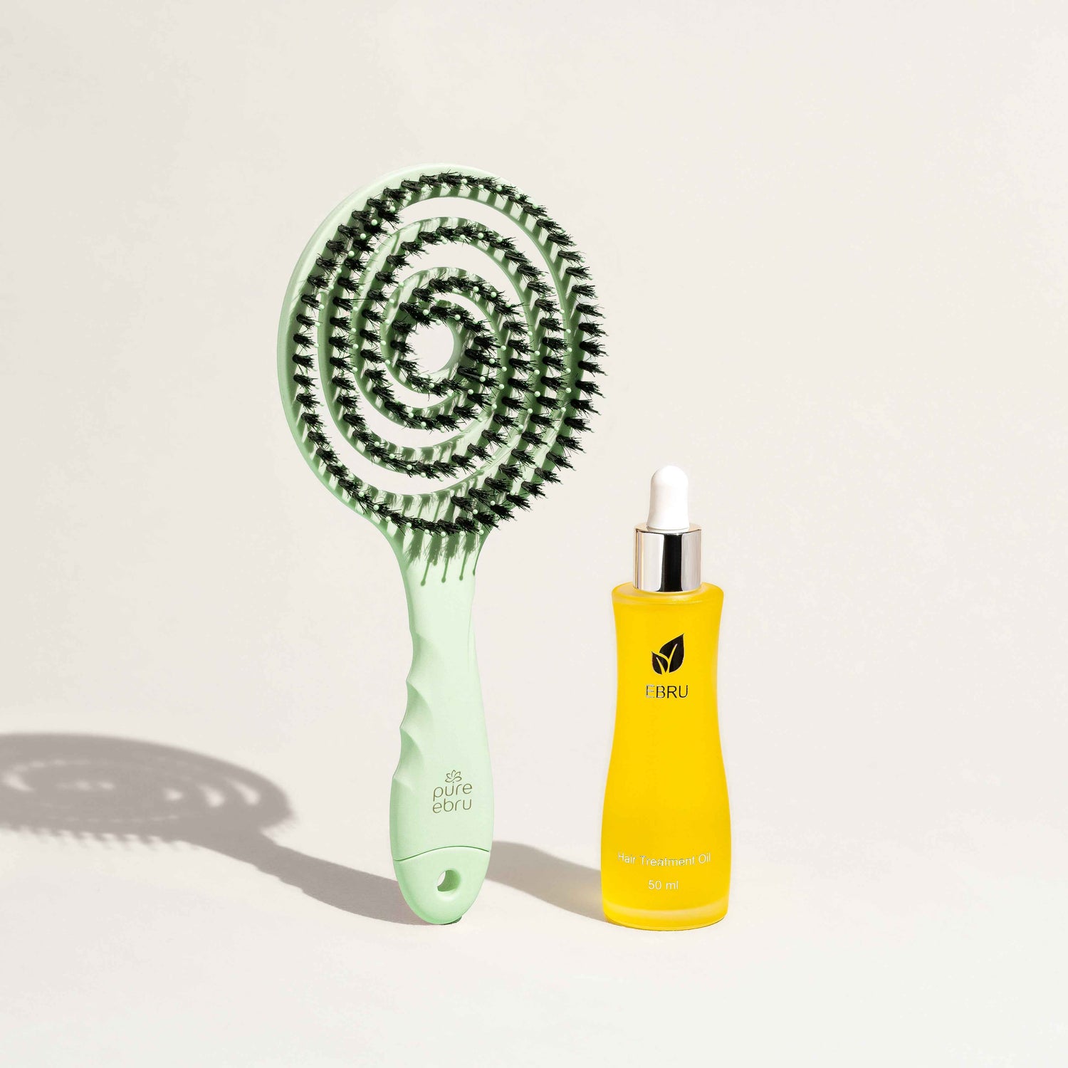 Hair Treatment Duo mit mintfarbener Haarbürste und Haaröl