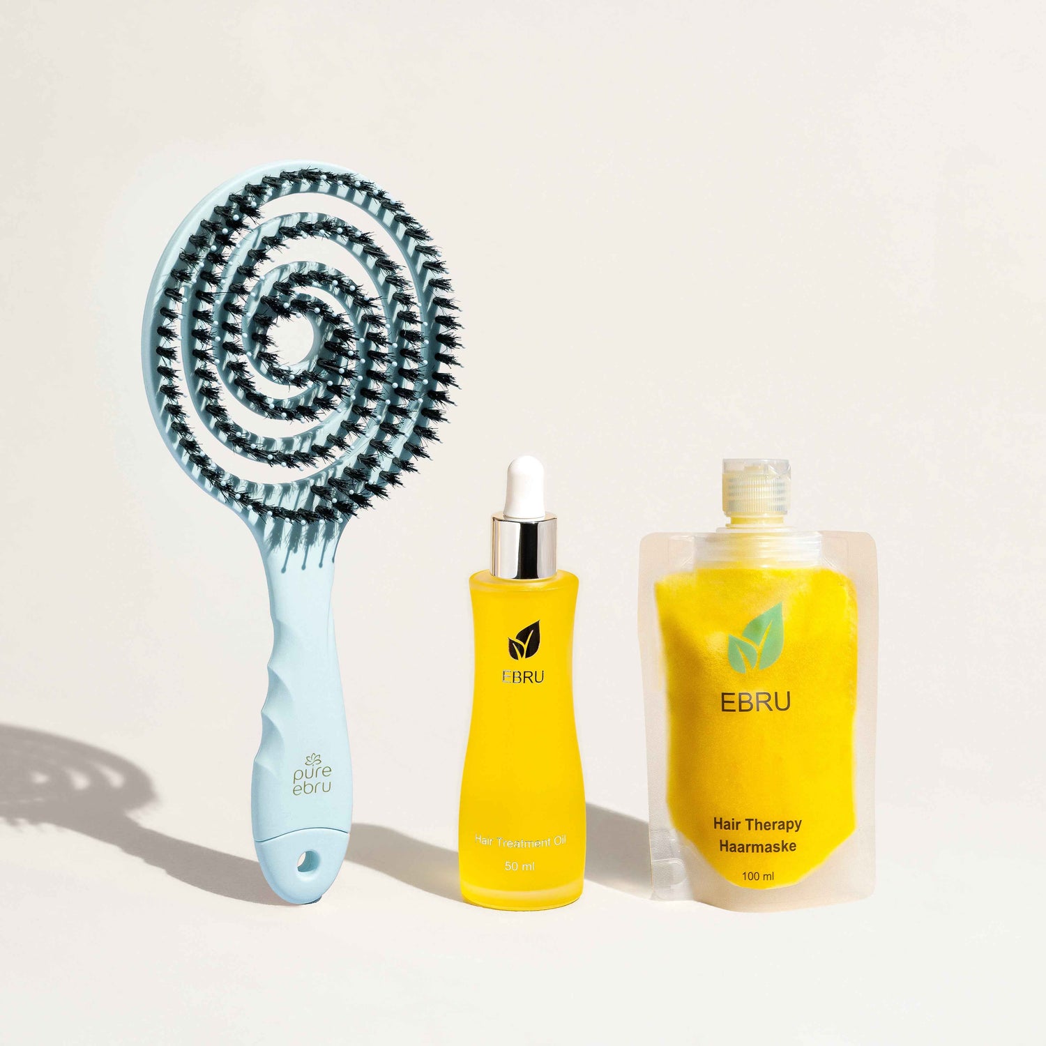 Hair Treatment Trio mit hellblauer Haarbürste, Haaröl und Haarmaske