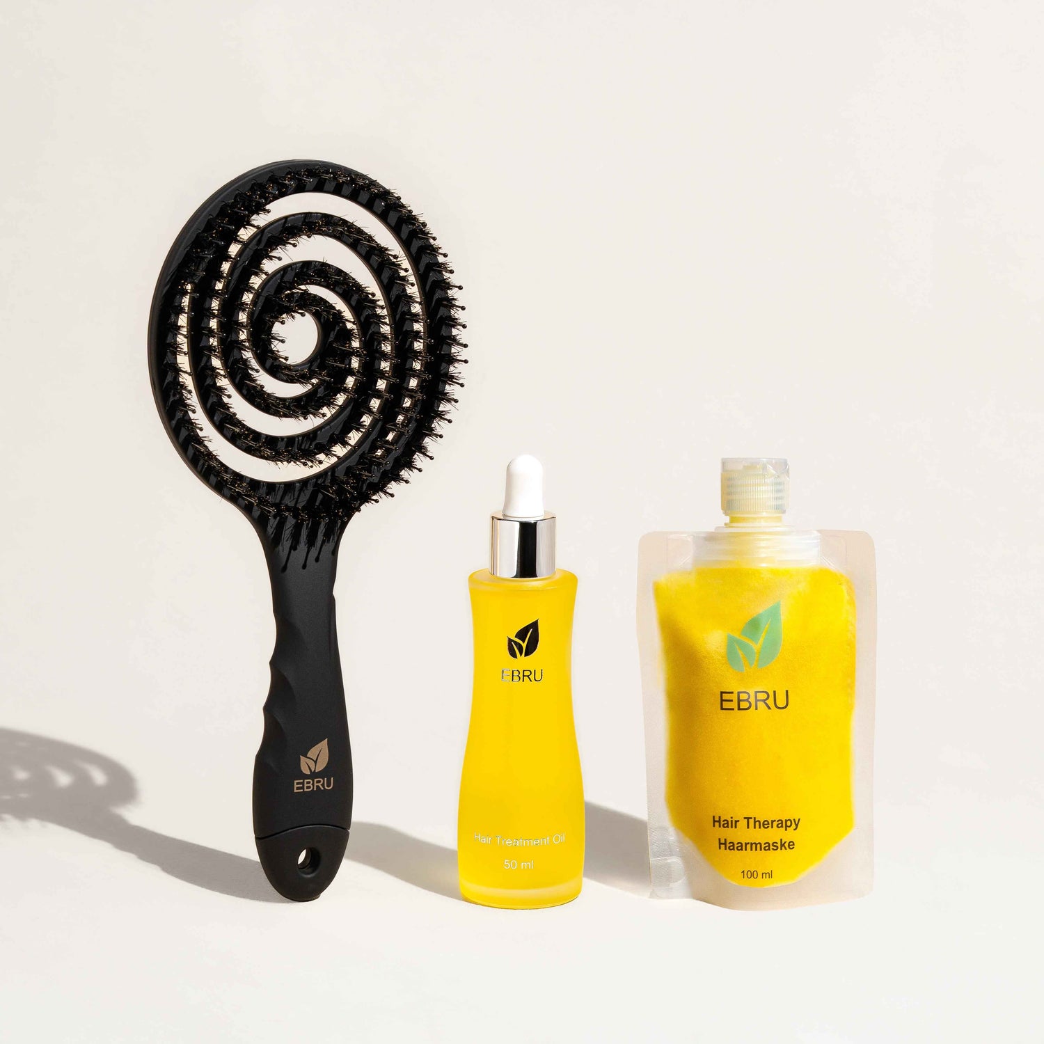 Hair Treatment Trio mit schwarzer Haarbürste, Haaröl und Haarmaske