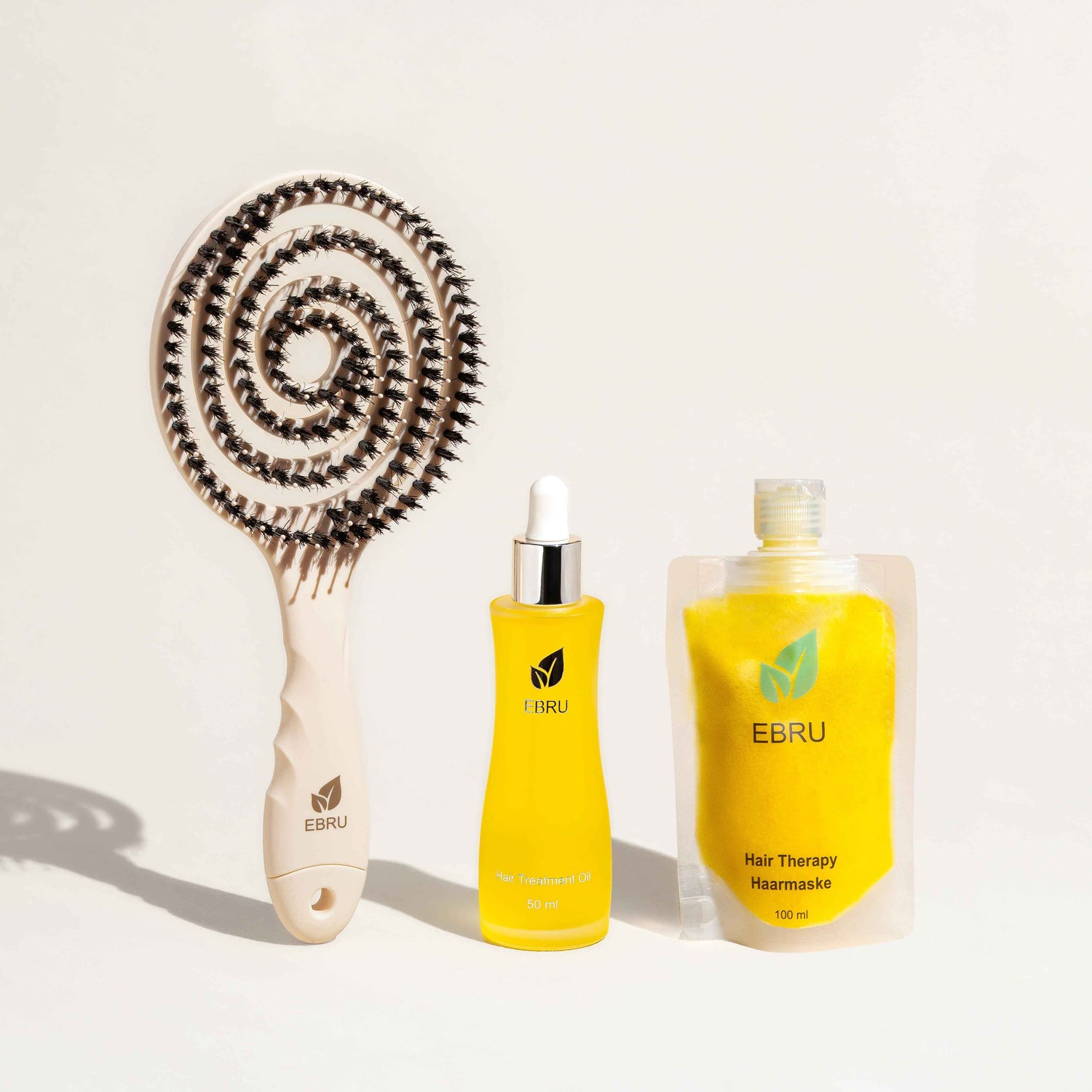 Hair Treatment Trio mit beiger Haarbürste, Haaröl und Haarmaske