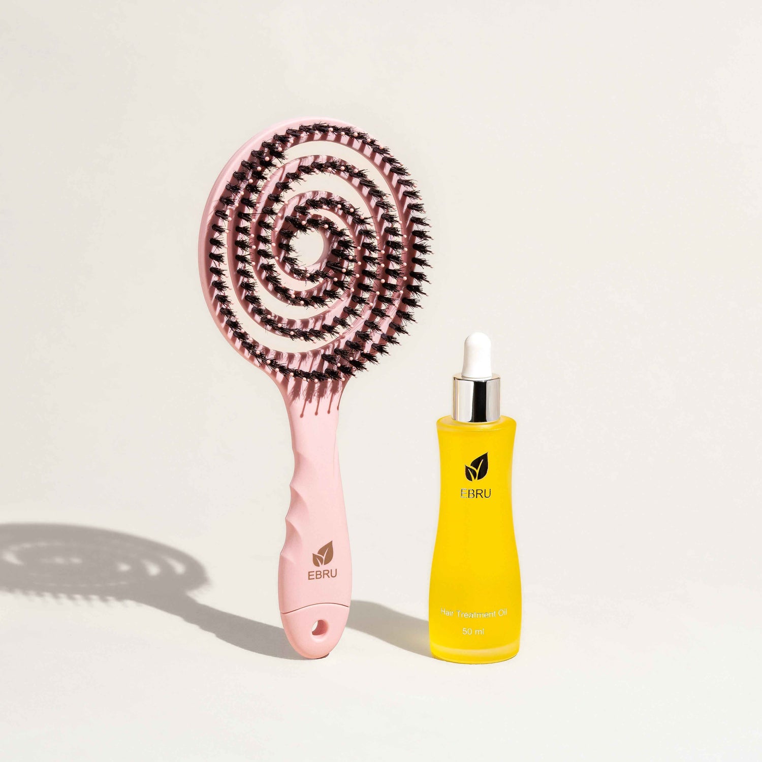Hair Treatment Duo mit pinker Haarbürste und Haaröl