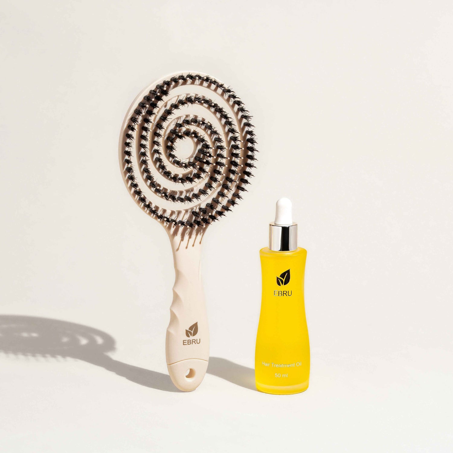 Hair Treatment Duo mit beiger Haarbürste und Haaröl