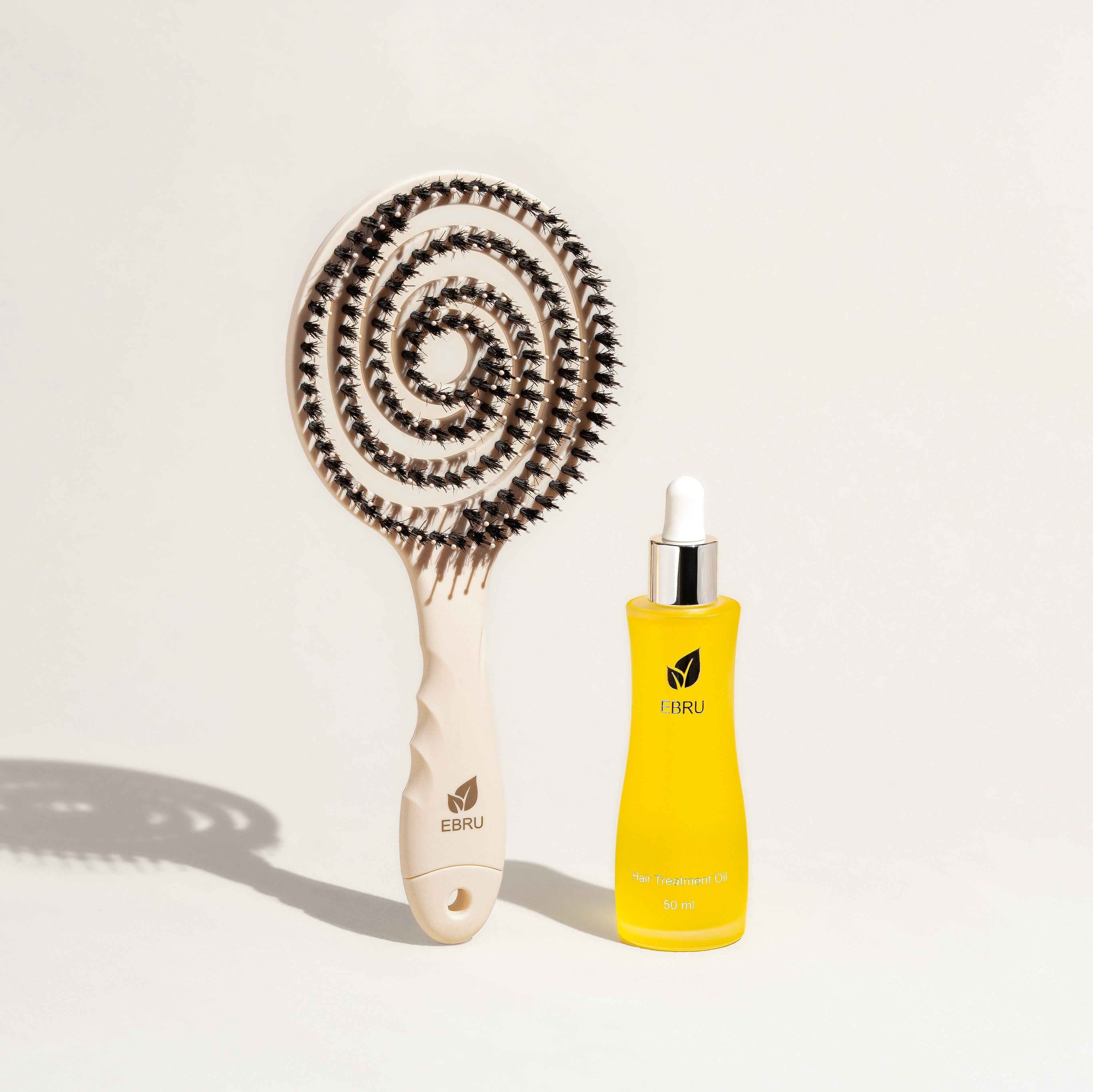 Hair Treatment Duo mit beiger Haarbürste und Haaröl
