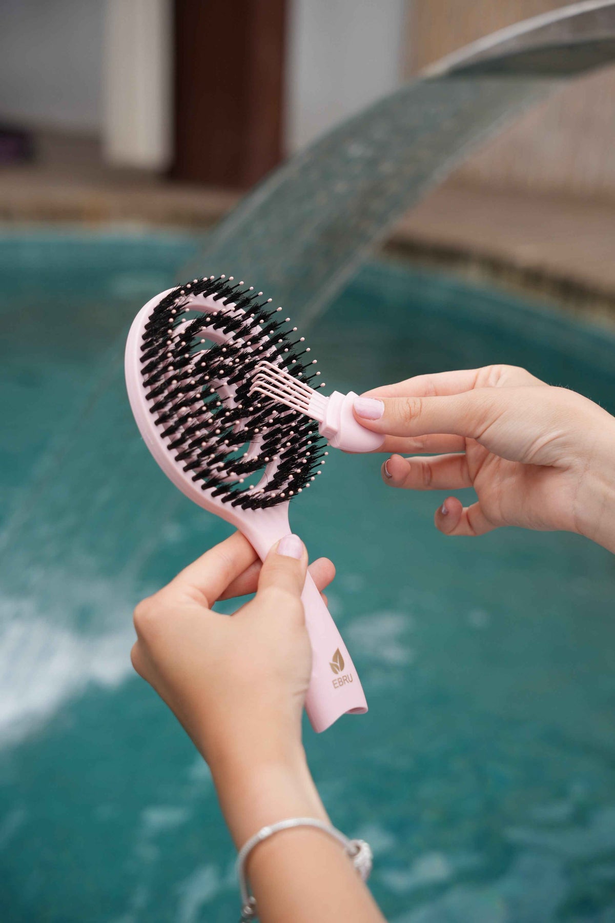 Herausnehmbare Reinigungskralle der Pure Ebru Hair Brush
